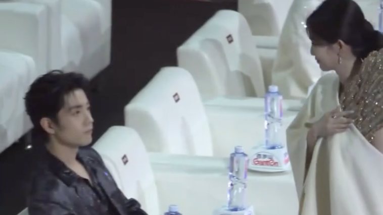 肖战被镜头捕捉到向白鹿挑眉示意打招呼的动作，白鹿则以甜笑回应