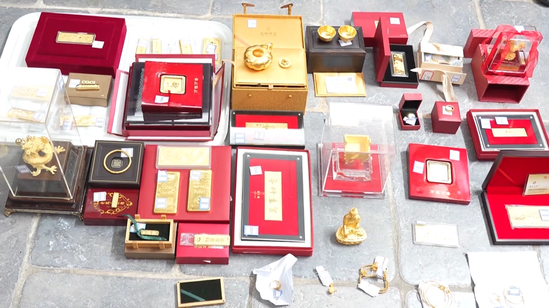 法官突访金店 直击执行攻坚一线 法官突访金店 直击执行攻坚一线