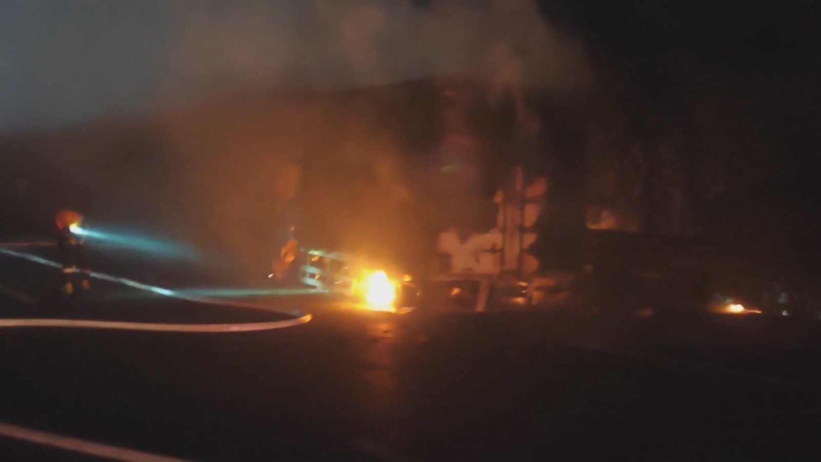 高速上货车轮胎着火 引燃周边绿化带