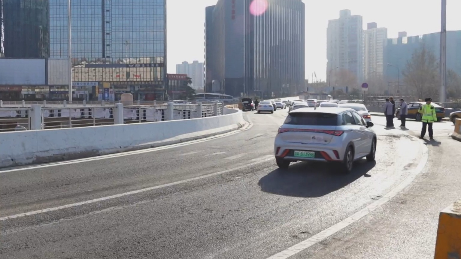 4类交通违法行为强化非现场执法 不戴头盔、违规变道将被抓拍 4类交通违法行为强化非现场执法 不戴头盔、违规变道将被抓拍