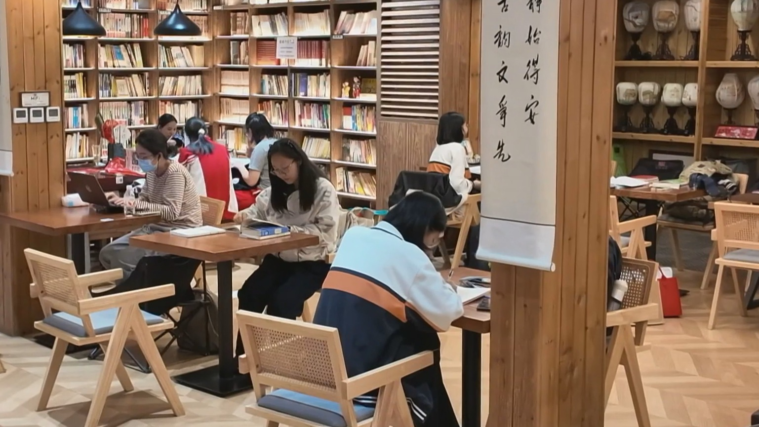 世界读书日：被手机填满的日子 谁在捧起书本？