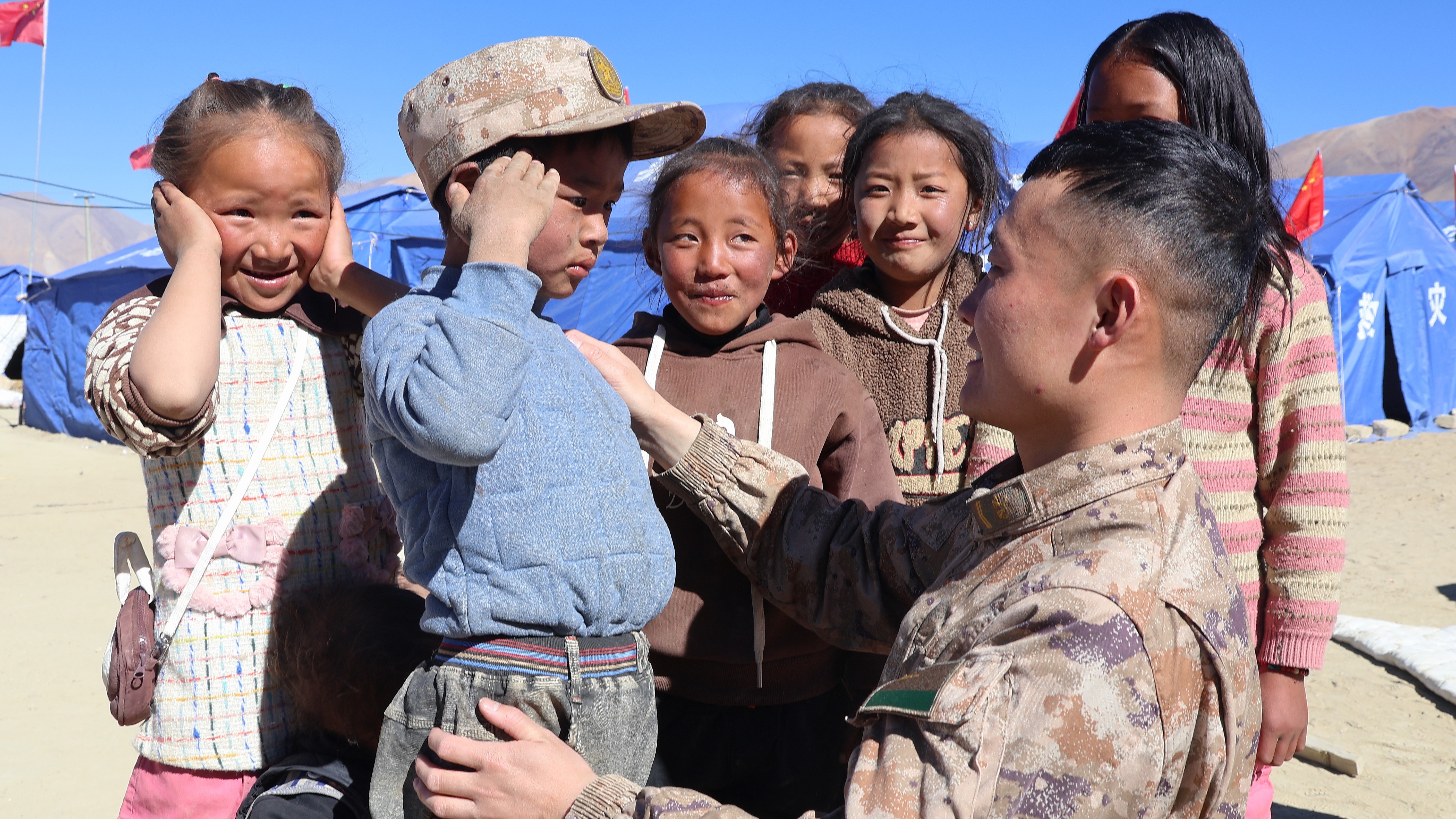 暖心！西藏震区这一幕互动很温暖......