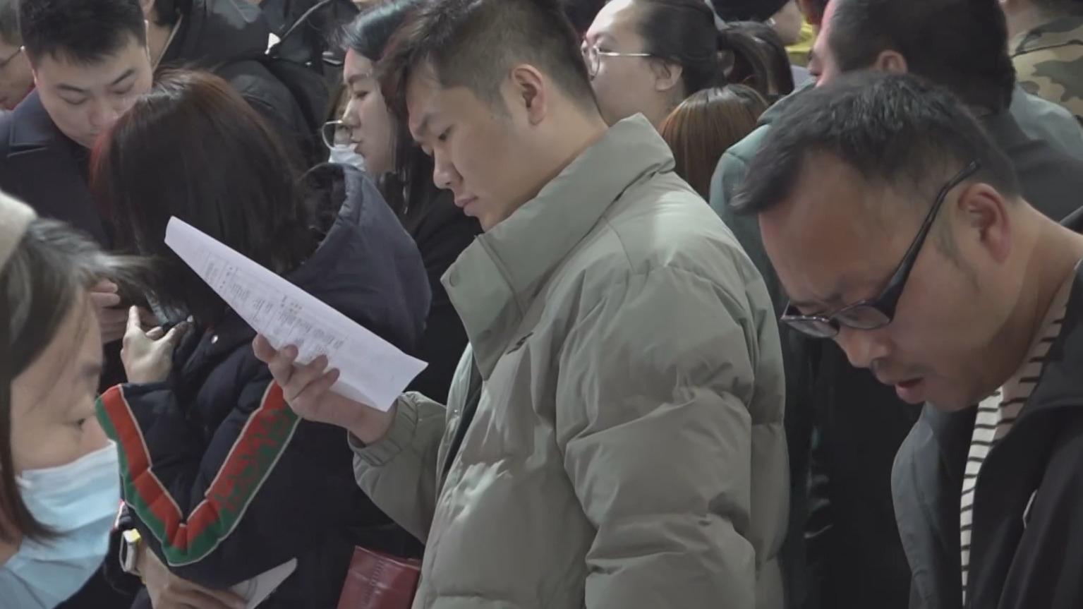 北京近百家企业北京西站举行专场招聘会