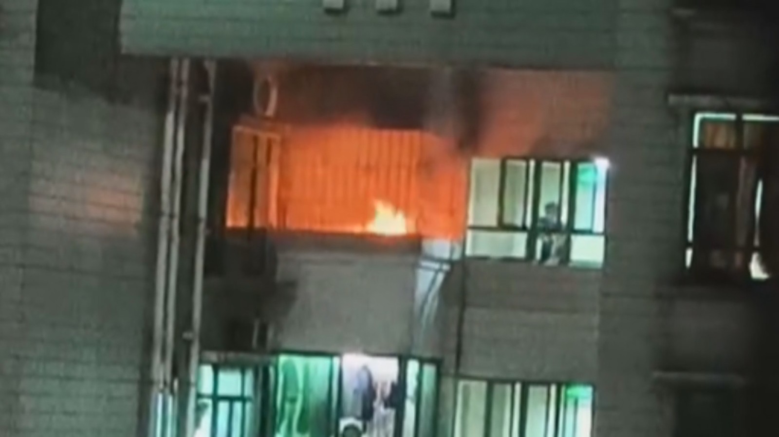 居民楼突发火灾 年轻理发师逆行救火 居民楼突发火灾 年轻理发师逆行救火