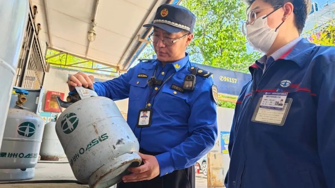 守护万家“烟火气” 城管开展液化石油气站安全检查 守护万家“烟火气” 城管开展液化石油气站安全检查