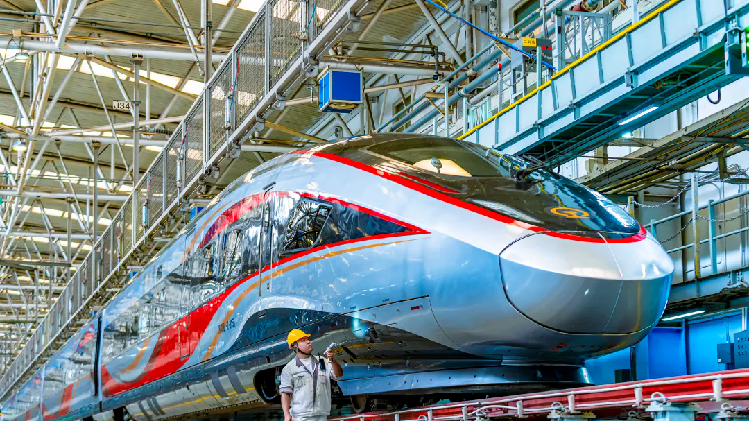 网友惊叹:时速350公里的复兴号,竟然有这么大! 网友惊叹:时速350公里的复兴号,竟然有这么大!