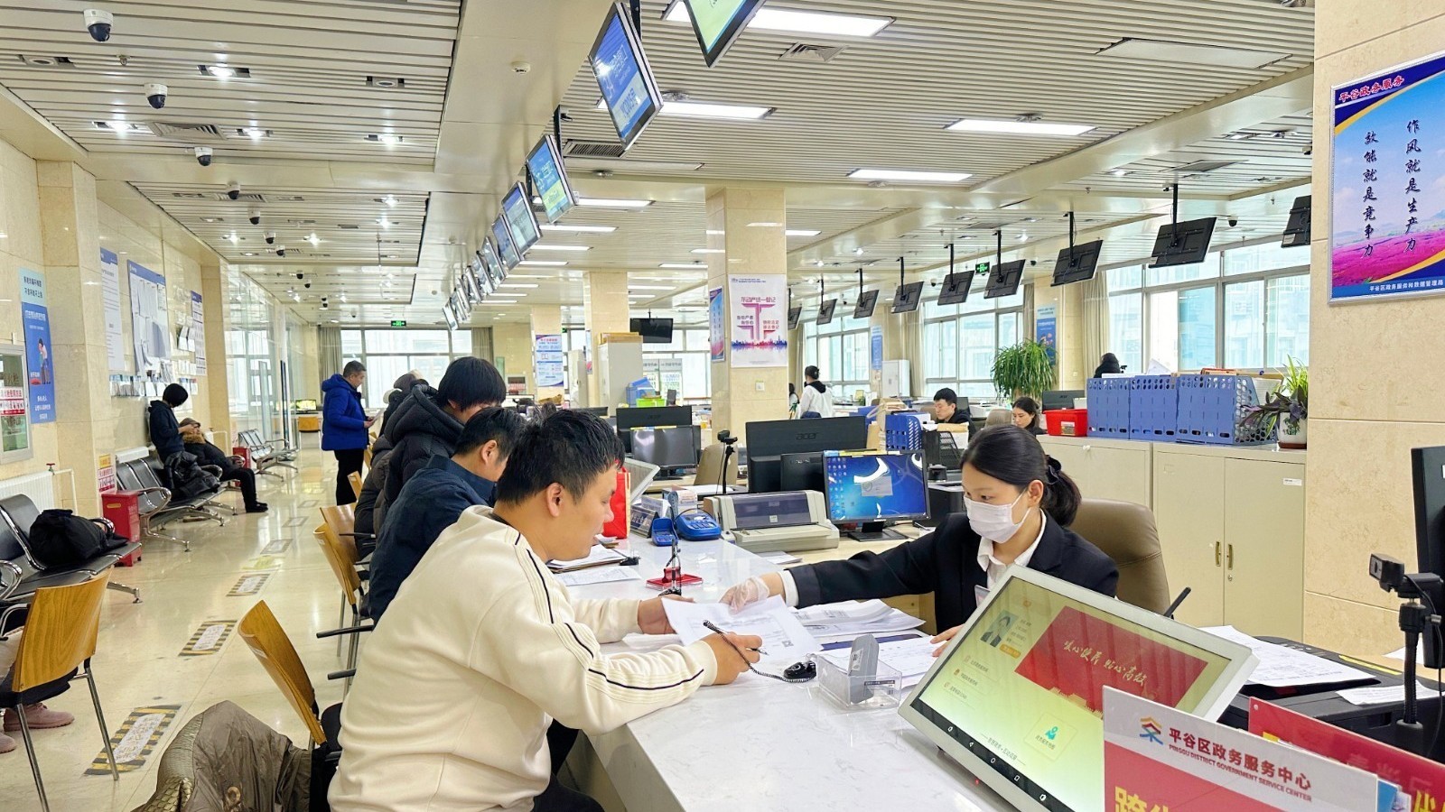 北京平谷：跨省通办暖民心 异地换证不用跑