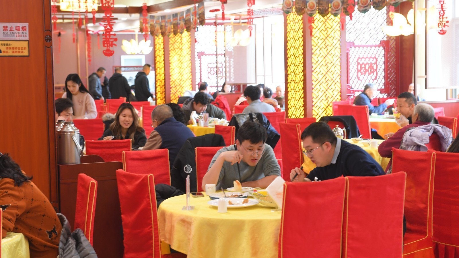 老字号年夜饭一桌难求 机器人“掌勺”外卖出新 老字号年夜饭一桌难求 机器人“掌勺”外卖出新