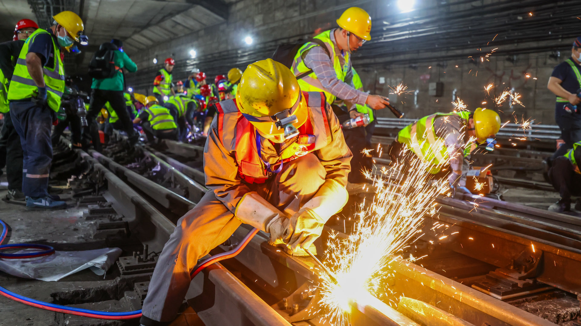 停运期“卡点儿”操作,地铁1号线建国门站道岔连夜“动手术” 停运期“卡点儿”操作,地铁1号线建国门站道岔连夜“动手术”