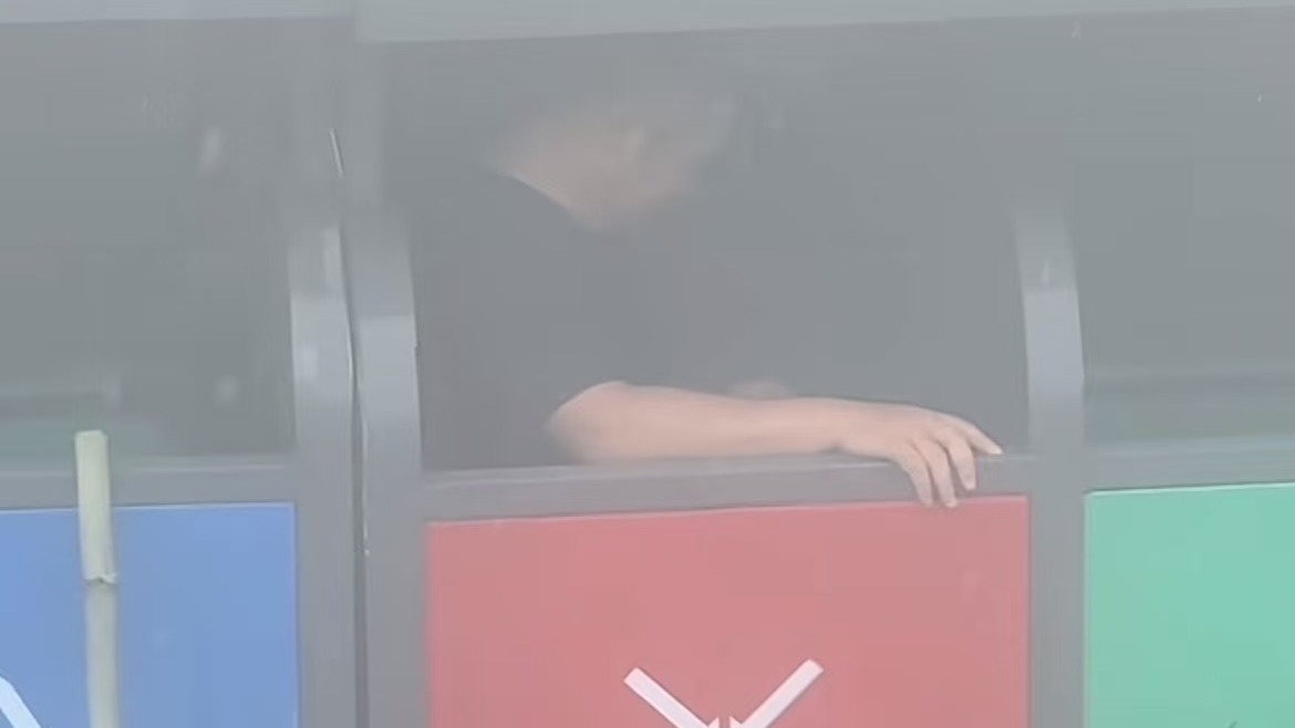 大哥在垃圾桶里躲雨 精准将自己分为有害垃圾