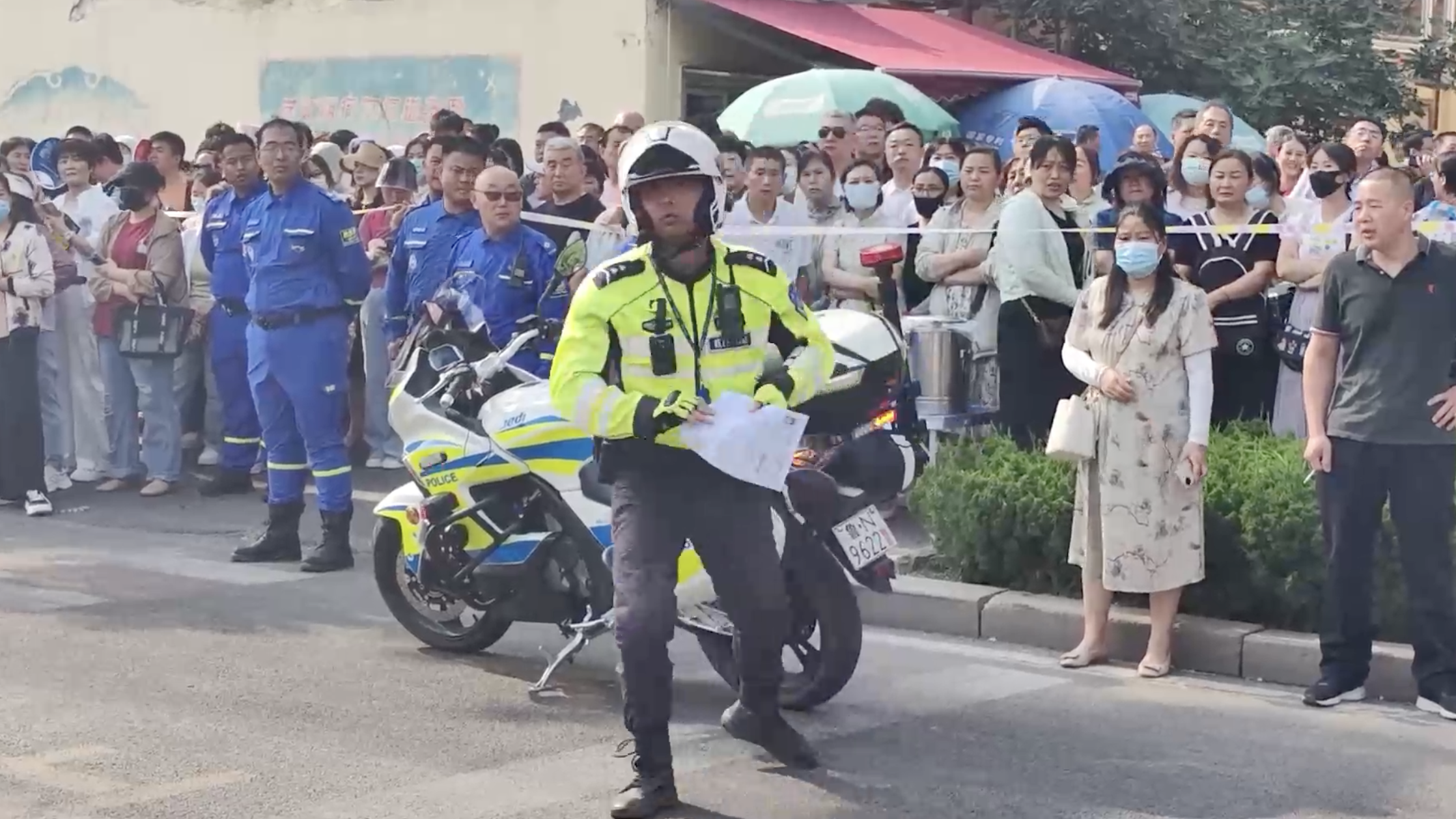 真“闪送”！考生忘带准考证，交警3分钟神速取回！