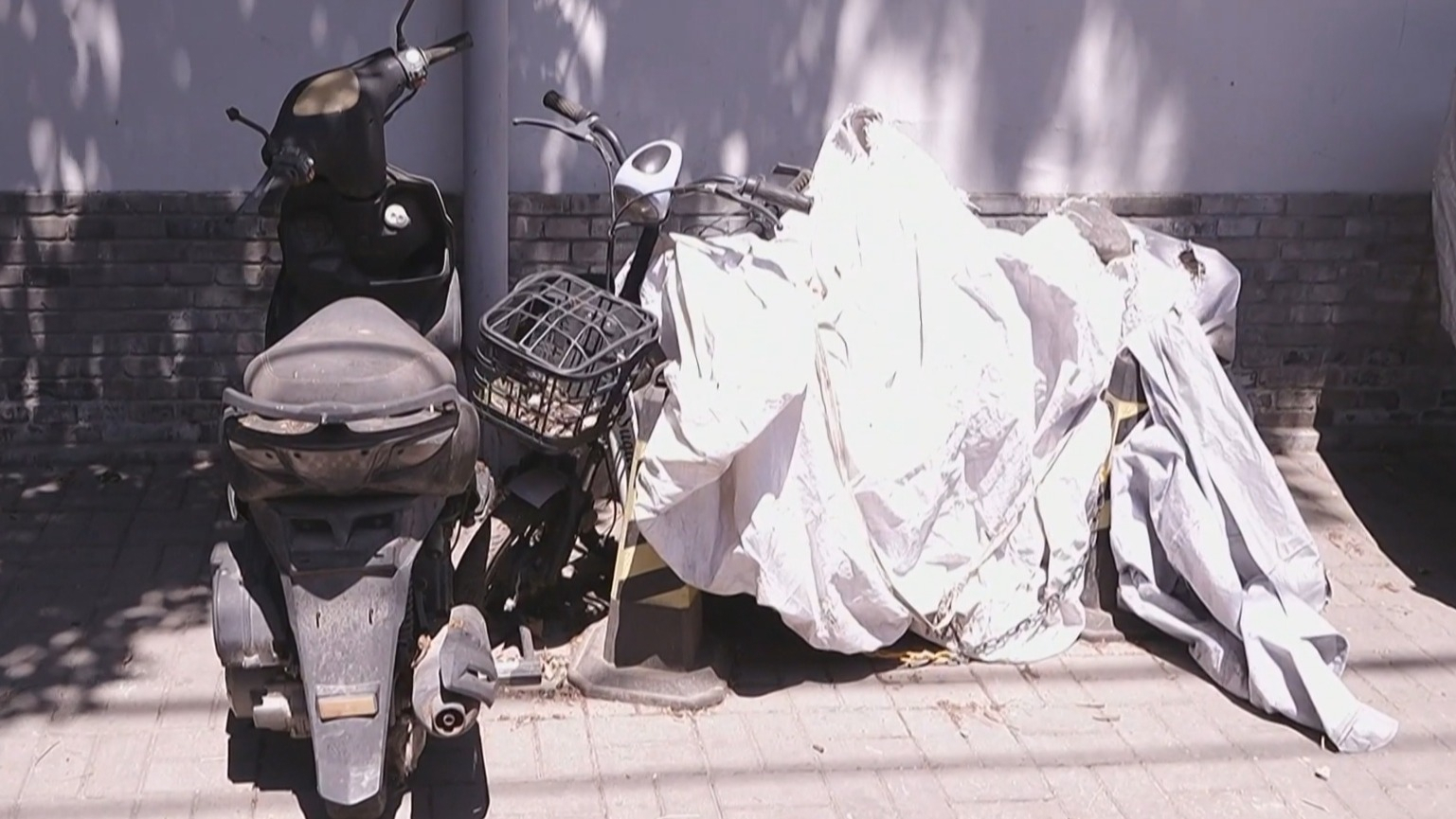 非机动车“僵尸车”扎堆儿 占用公共空间 非机动车“僵尸车”扎堆儿 占用公共空间