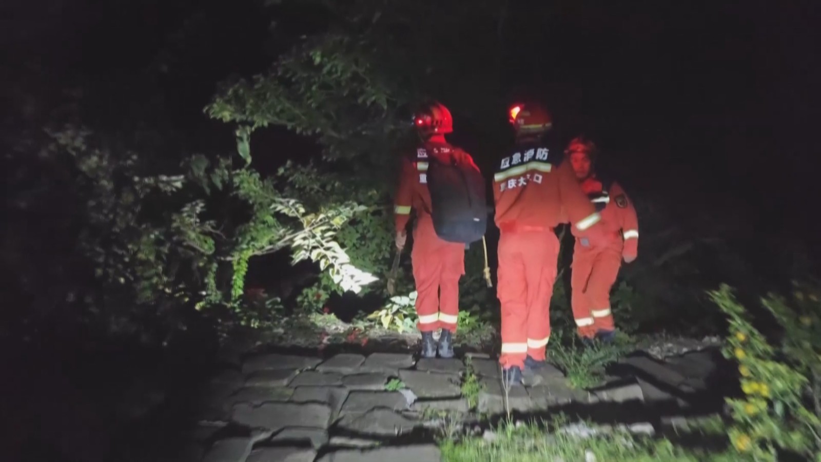徒步登山迷失方向 消防连夜搜山救人