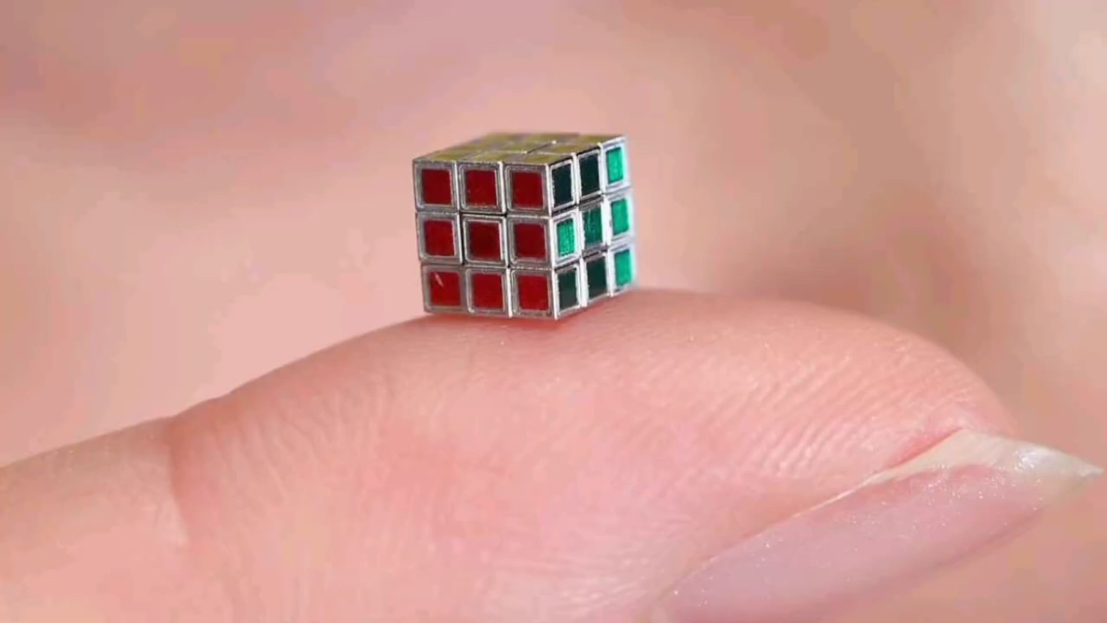 日本玩具公司推出“世界最小魔方” 边长不足5毫米 日本玩具公司推出“世界最小魔方” 边长不足5毫米