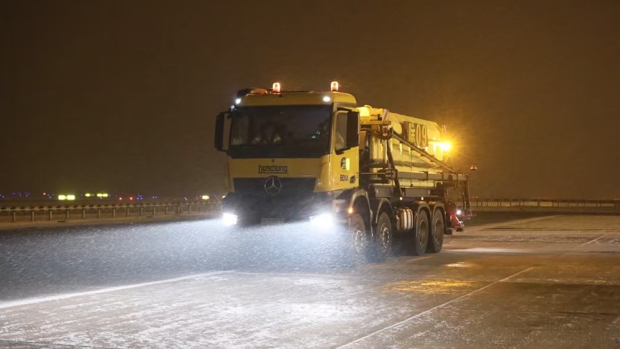大兴机场迎来今冬首场降雪 全力保障旅客出行 大兴机场迎来今冬首场降雪 全力保障旅客出行