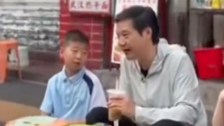 雷军武汉过早，一小学生路过吐槽：吃早饭还要这么多人拍照！