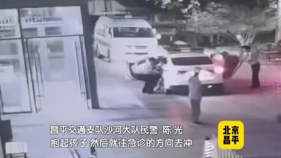 幼儿深夜高烧抽搐  母亲送医迷路报警求助  警车变身救护车6分钟抵达