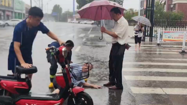 怀柔老人骑车滑倒,接着:2+1+1! 怀柔老人骑车滑倒,接着:2+1+1!