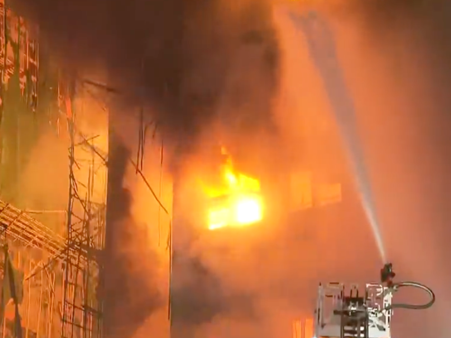 香港大火致一消防员殉职 另有一名消防员因热衰竭送医院治疗 香港大火致一消防员殉职 另有一名消防员因热衰竭送医院治疗