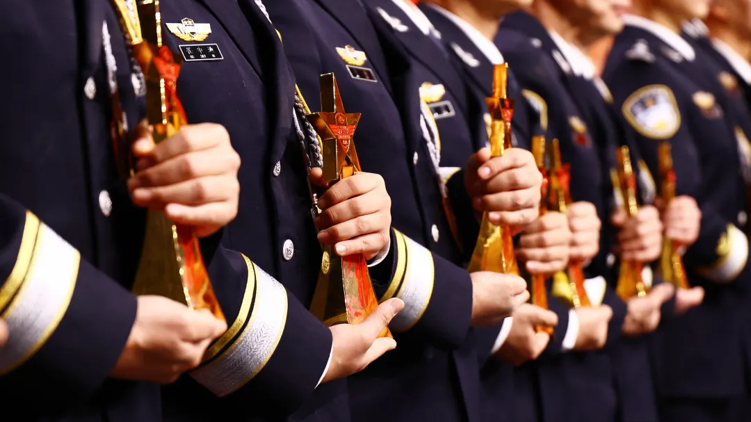 最美·十年之约 | 在发光发热中传递力量 最美·十年之约 | 在发光发热中传递力量