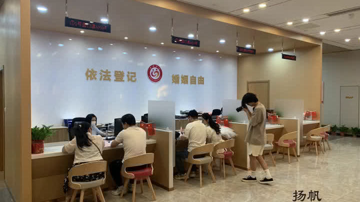 浪漫七夕扎堆儿领证 婚姻登记处为爱加班