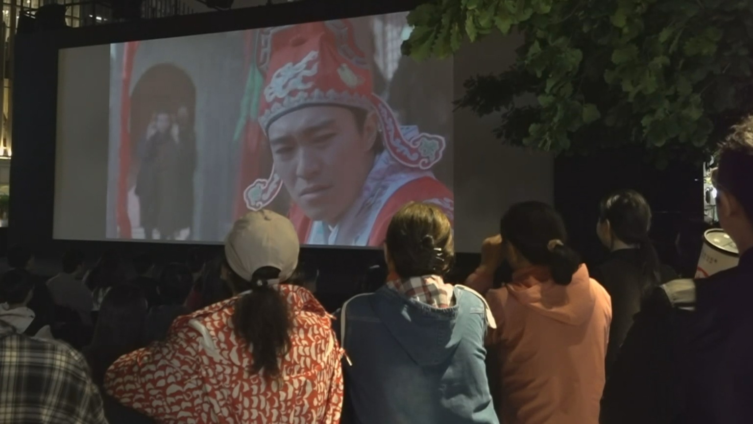 看电影 爱生活丨户外体验露天电影 光影艺术与城市烟火的浪漫邂逅