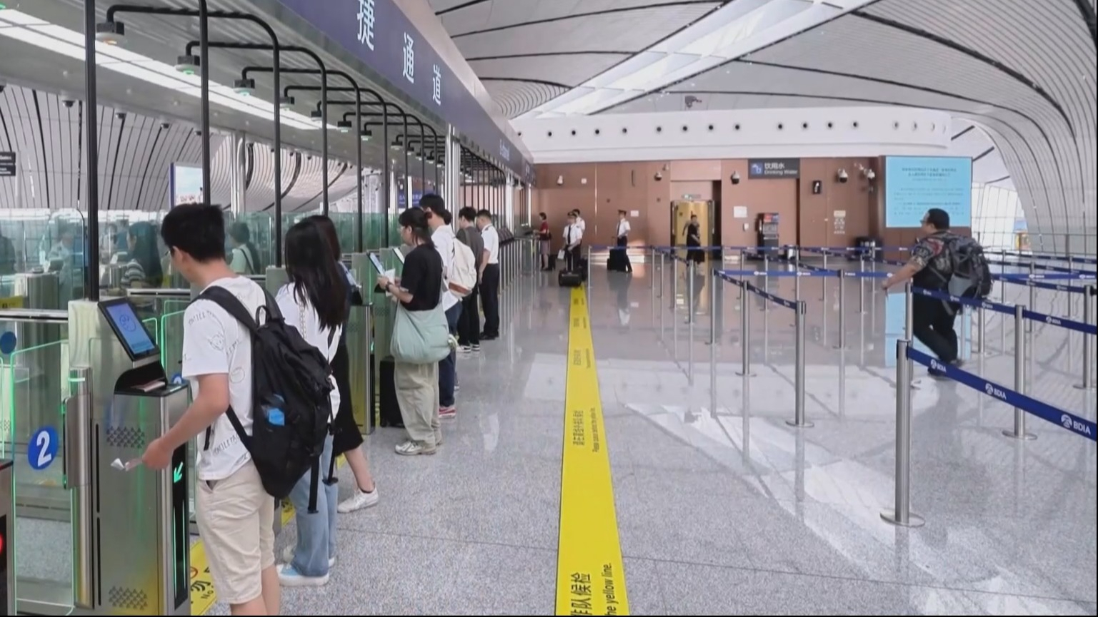 北京口岸本年度出入境人员突破800万人次 北京口岸本年度出入境人员突破800万人次