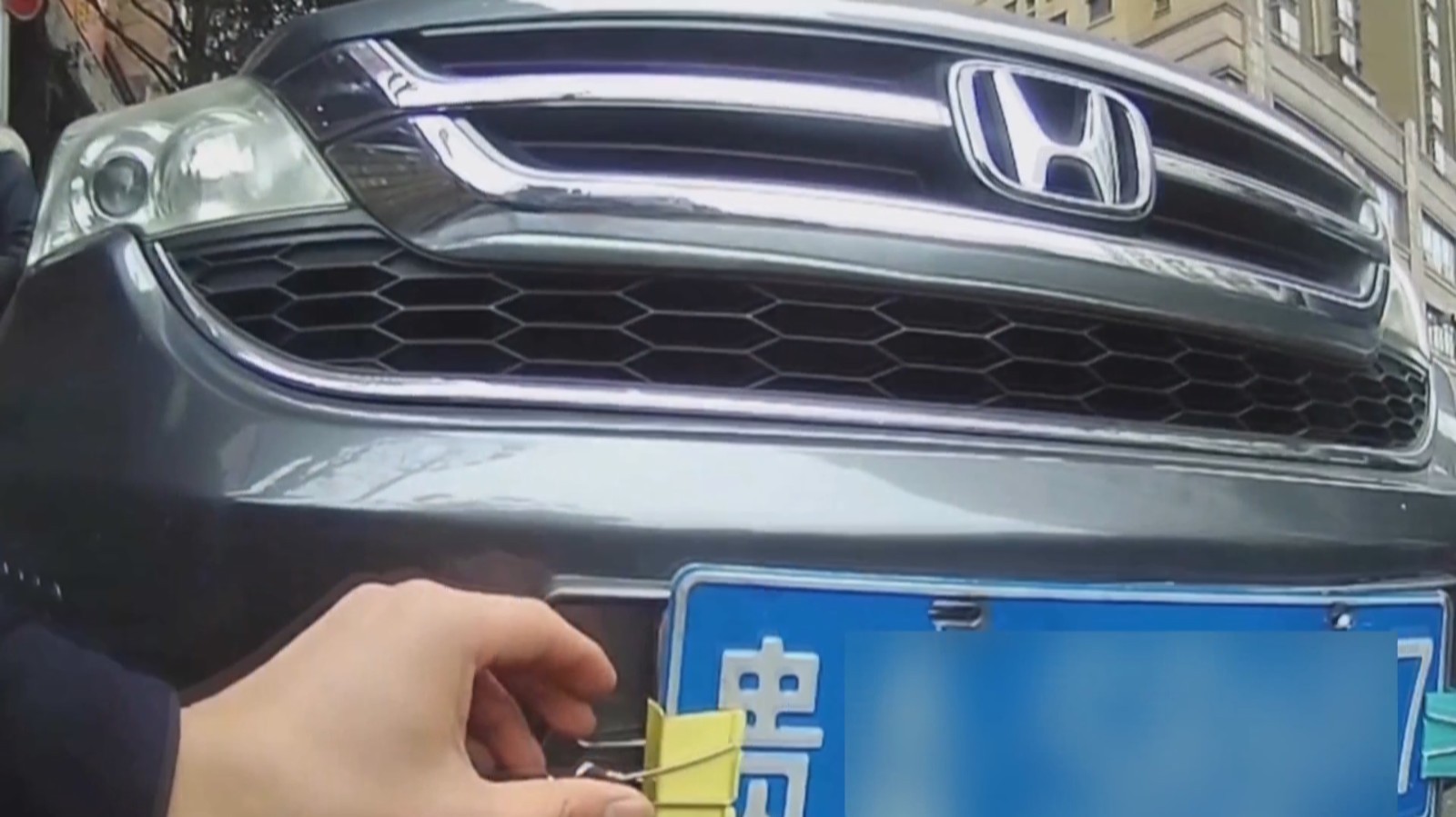套牌“图方便”套上自家车 糊涂司机被重罚