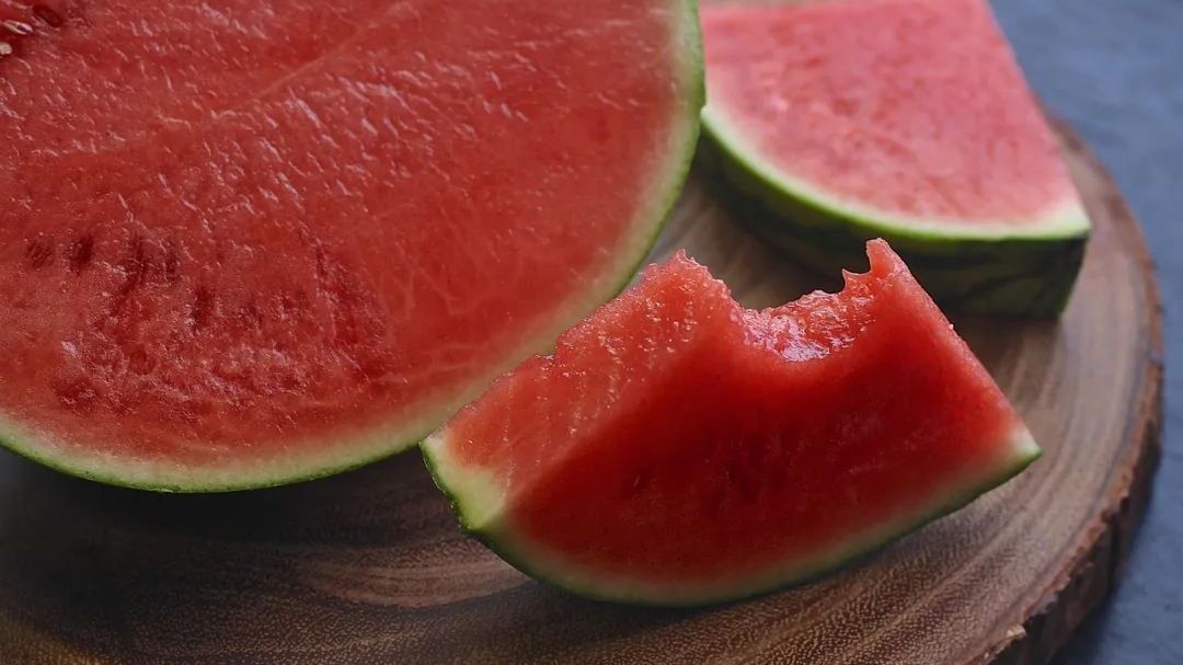 切好的西瓜能买吗?夏季吃瓜,这些要注意—— 切好的西瓜能买吗?夏季吃瓜,这些要注意——