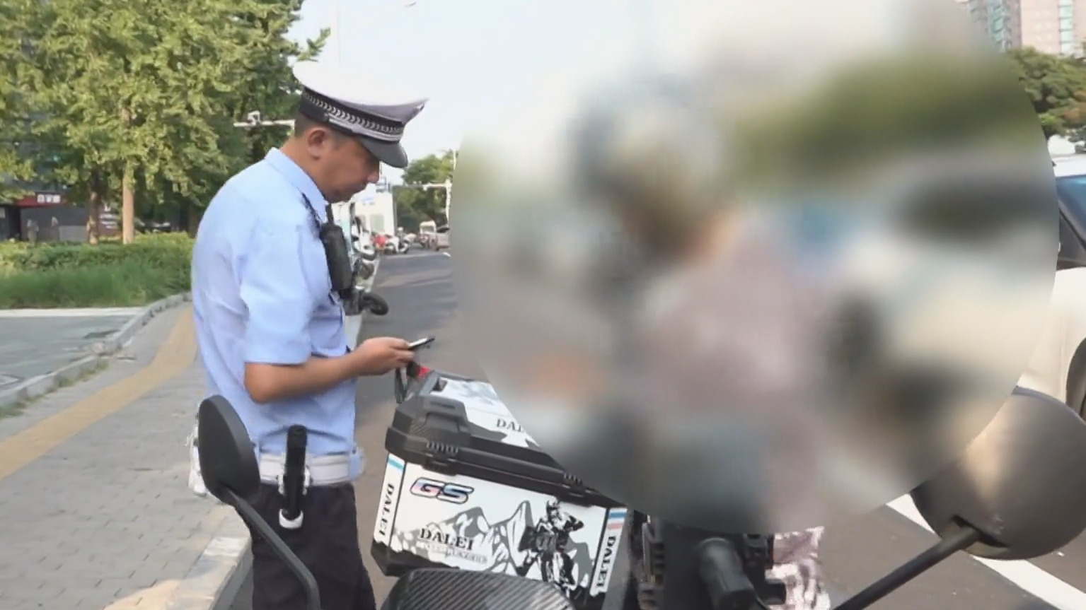 北京交警严查电动自行车、摩托车假牌套牌违法