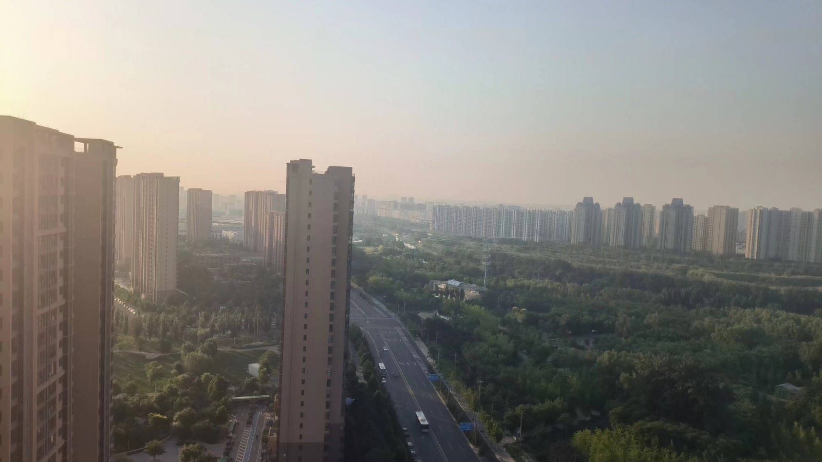 今晨本市仍有雷阵雨 最高气温 31℃ 未来三天体感闷热 今晨本市仍有雷阵雨 最高气温 31℃ 未来三天体感闷热