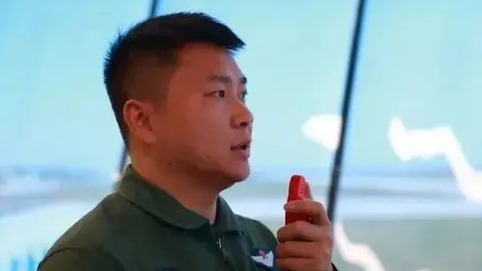 这场对话，他啥也“不能说”，全程“嘿嘿嘿”，网友们咋还那么高兴？