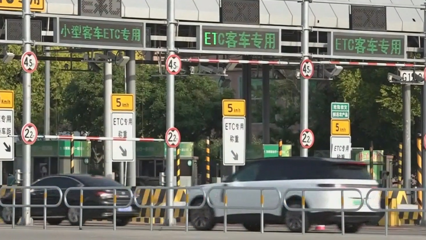 本市迎来返程高峰 交通部门全力保障市民游客返程安全顺畅