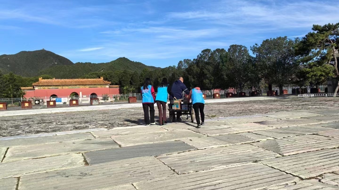 国庆期间，昌平区志愿者绘就文明旅游“风景线”