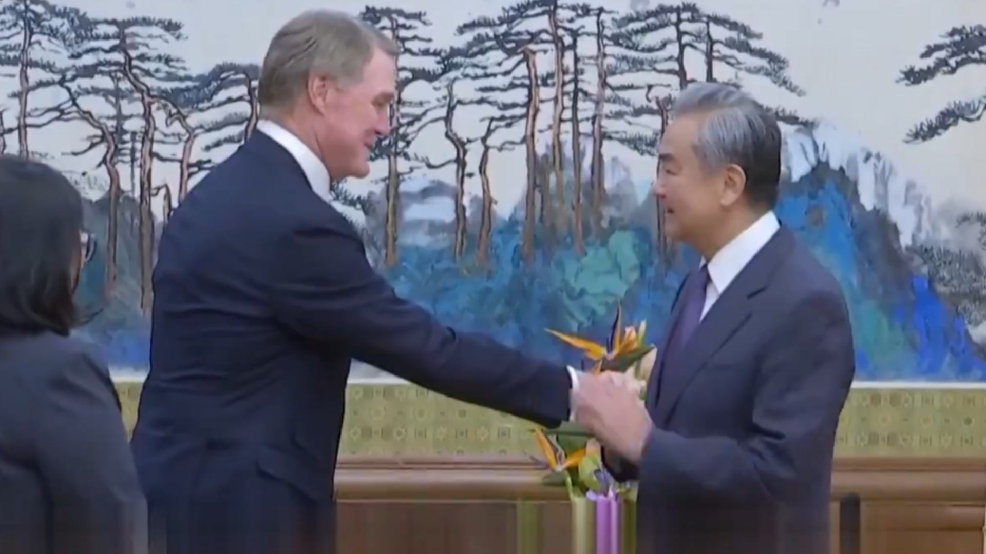王毅会见美国新任驻华大使庞德伟_北京时间