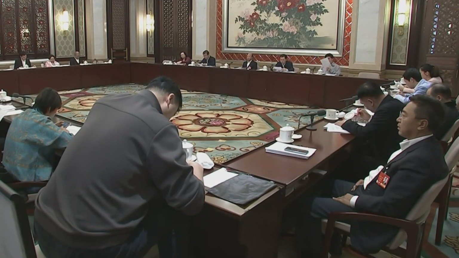 北京市代表团审议大会相关决议草案 殷勇李秀领参加