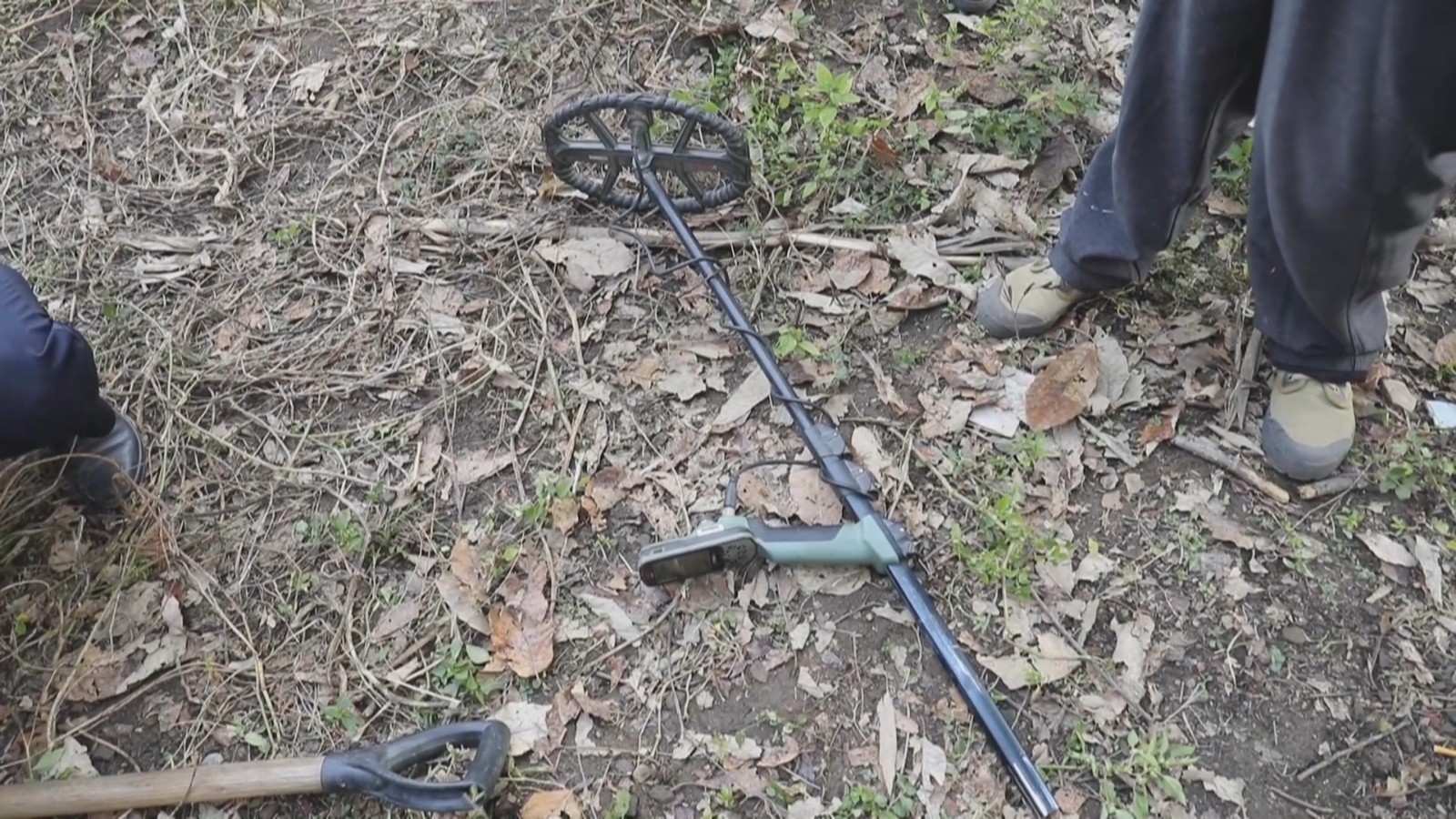 购买金属探测仪探宝 男子潜入古遗址“捡漏” 购买金属探测仪探宝 男子潜入古遗址“捡漏”