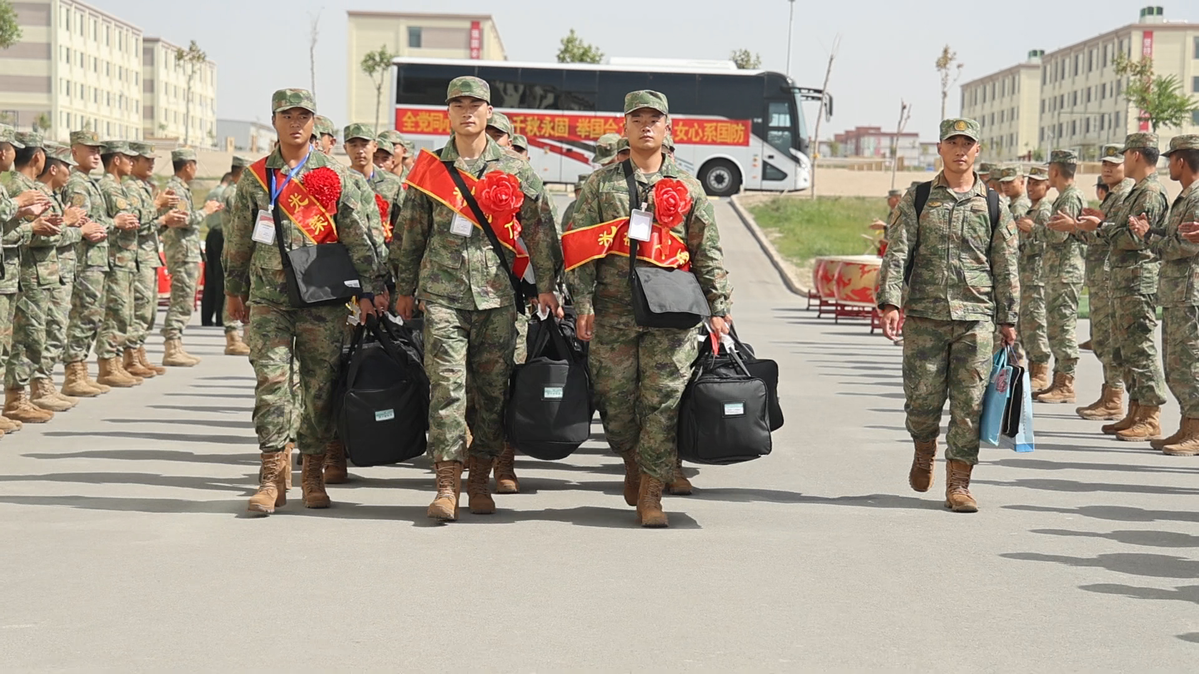 新疆军区某综合训练基地迎来2024年首批秋季入伍新兵入营 新疆军区某综合训练基地迎来2024年首批秋季入伍新兵入营