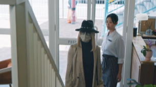 韦志玲配合警方抓捕安娜，被其变装逃脱.