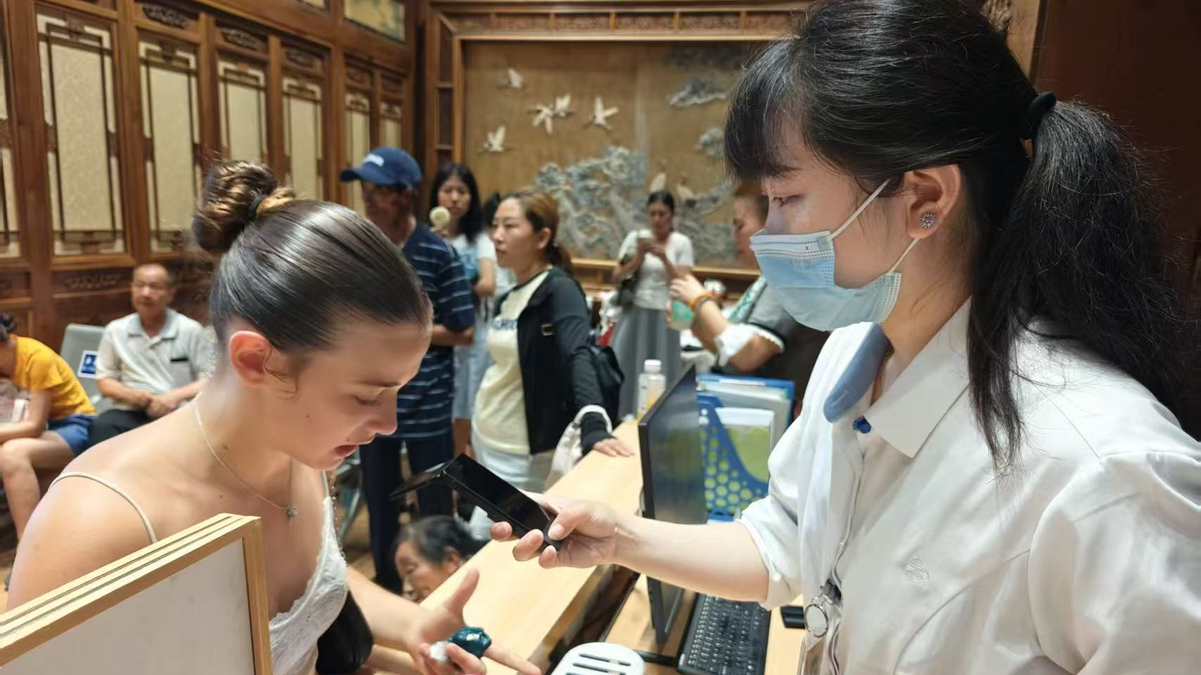 让世界游客听懂颐和园!——颐和园上新AI翻译机 让世界游客听懂颐和园!——颐和园上新AI翻译机