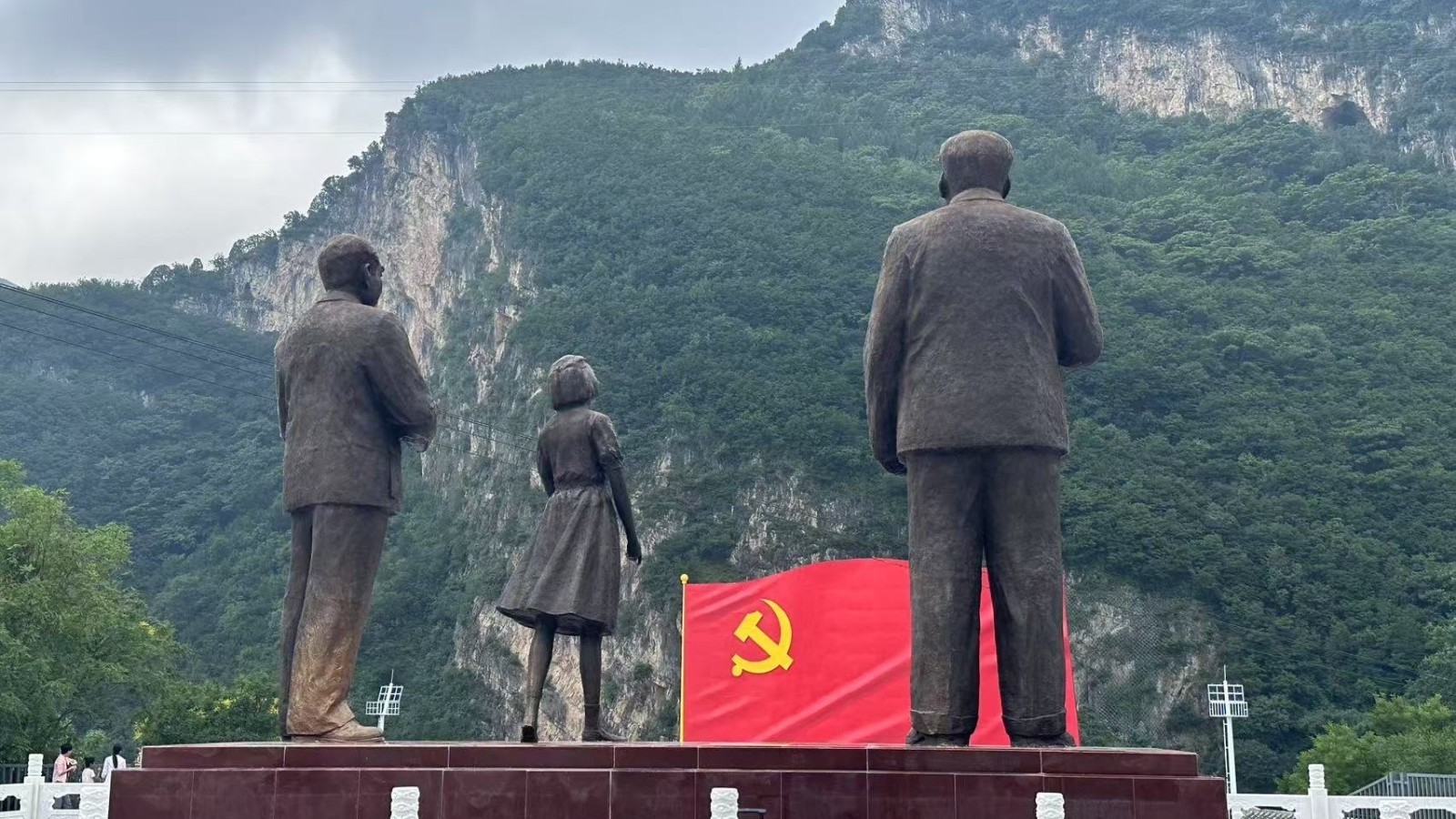 北京最大党旗两年后再度飘扬！