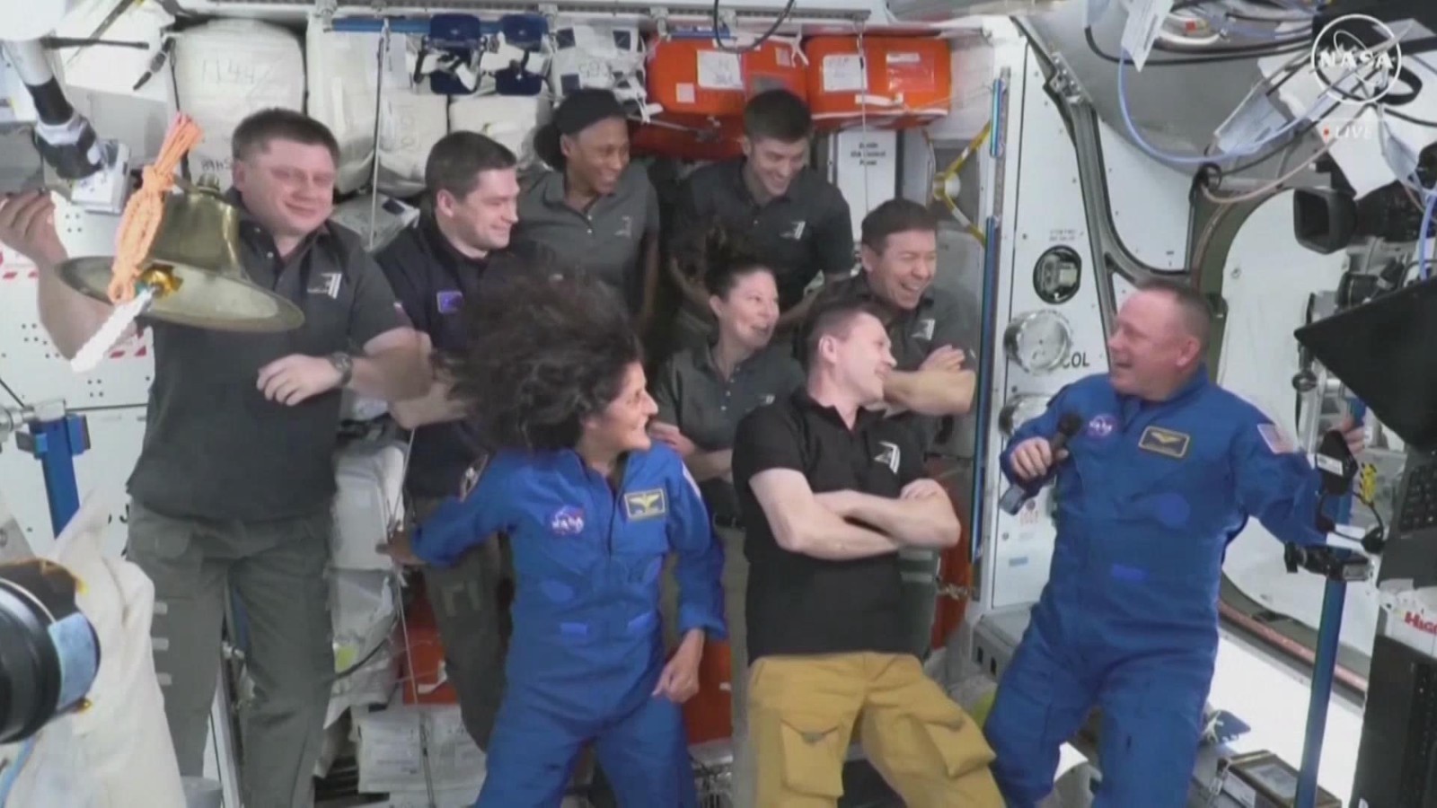 美国滞留太空宇航员进行太空行走 美航天局力争尽快接回 美国滞留太空宇航员进行太空行走 美航天局力争尽快接回