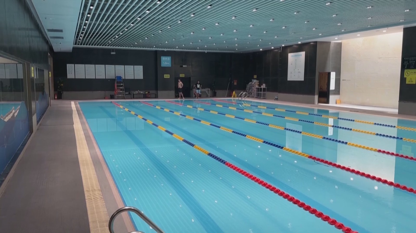 游泳馆飘异味 多人疑“氯中毒”不适入院 游泳馆飘异味 多人疑“氯中毒”不适入院