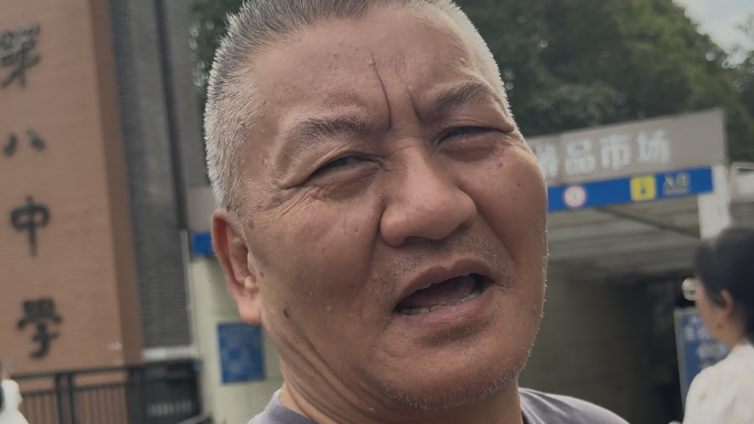 59岁梁实参加第30次高考 考完生物与政治后走出考场说今天的考试没有整巴适 59岁梁实参加第30次高考 考完生物与政治后走出考场说今天的考试没有整巴适