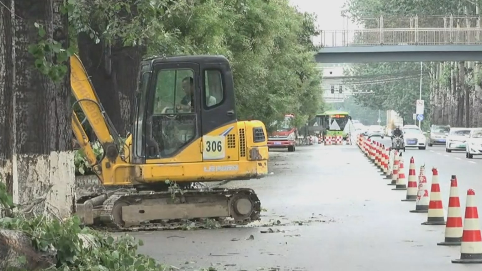 闻汛而动丨房山彻夜值守抽排积水路面排险