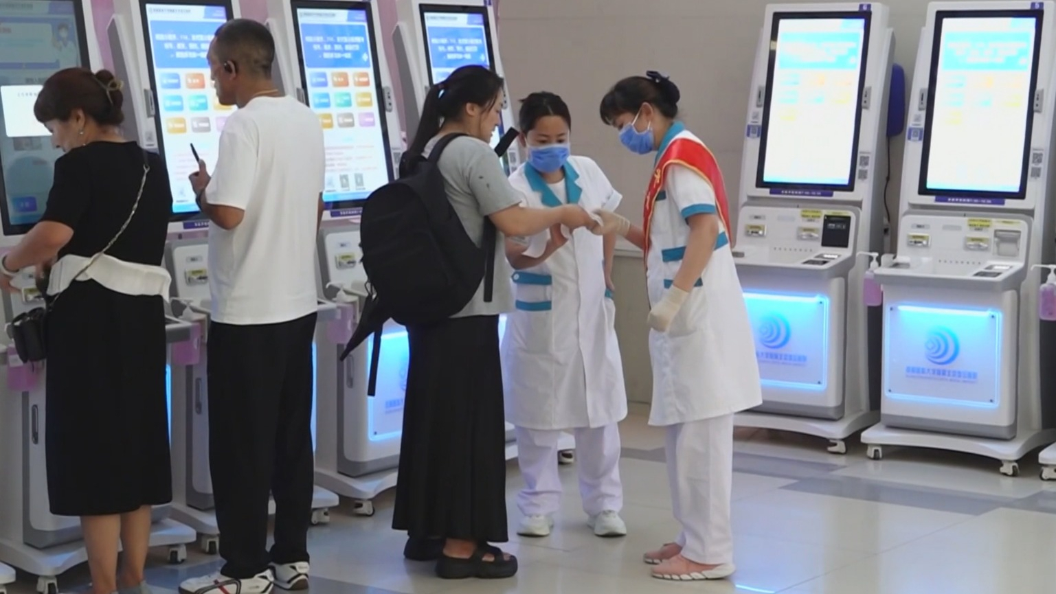 本市多个专病门诊服务“一老一小”