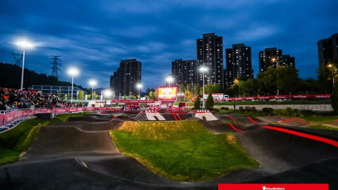 踏浪逐风 驰骋京西｜世界顶尖骑手金秋决战泵道巅峰