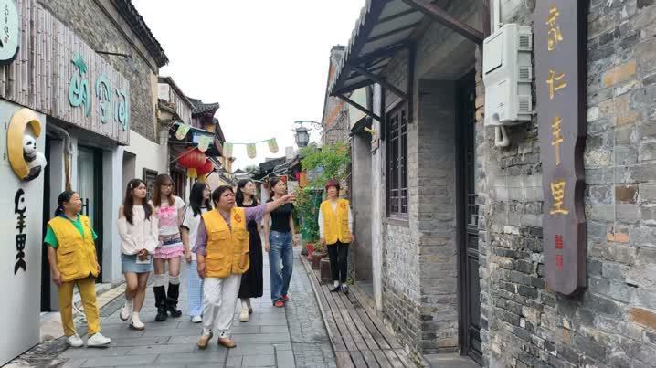 扬州仁丰里,这群“黄马甲”成为游客了解扬州“非遗”的桥梁! 扬州仁丰里,这群“黄马甲”成为游客了解扬州“非遗”的桥梁!