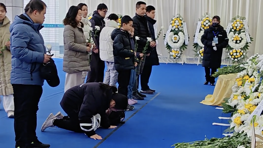 母亲带女儿在黄旭华的灵堂连磕三个头:我想的是好人应该长寿 母亲带女儿在黄旭华的灵堂连磕三个头:我想的是好人应该长寿