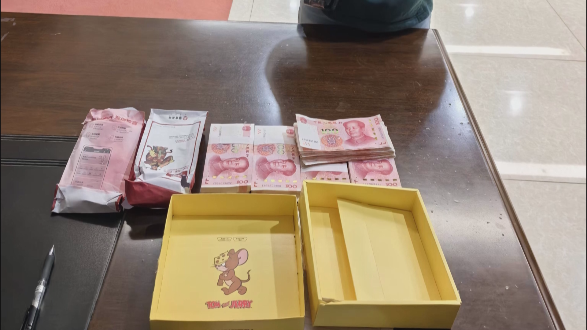 神秘包裹寄往墓地 民警顺线摧毁一诈骗团伙 神秘包裹寄往墓地 民警顺线摧毁一诈骗团伙